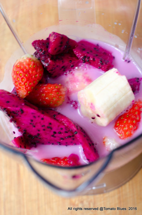 dragon fruit smoothie bowl