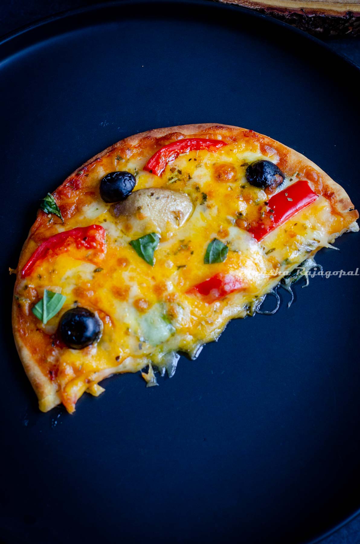 https://www.tomatoblues.com/wp-content/uploads/2023/01/air-fryer-oven-naan-pizza-4.jpg